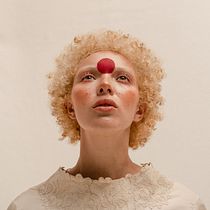 Retrato editorial con disco rojo