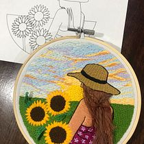 Mujer de espaldas con girasoles bordados