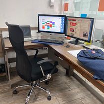 Escritorio con doble monitor y mochila