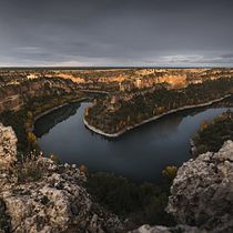 Meandro del río al atardecer