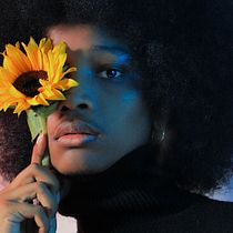 Retrato con girasol y contraste azul