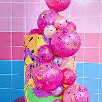 Tarta vertical con esferas rosadas
