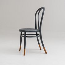 Silla Thonet reinterpretada en gris y madera