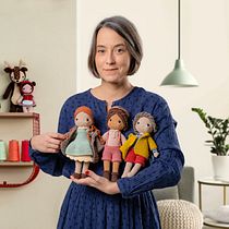 Trío de muñecos amigurumi vestidos