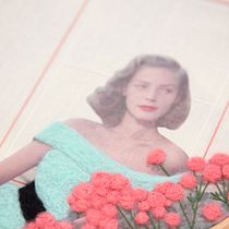 Retrato vintage con flores en fieltro