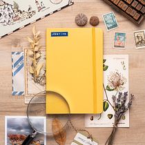 Cuaderno amarillo y objetos vintage