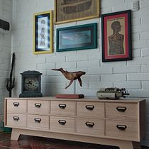 Mueble estilo industrial con 10 cajones