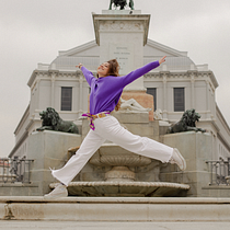 Salto urbano en suéter morado