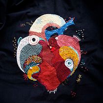 Corazón anatómico bordado con relieve
