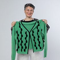 Cardigan verde rinnovato con appliqué neri