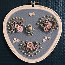 Visage floral brodé sur tulle