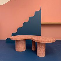 Mesa curva de terrazo rosa