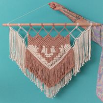Arazzo macramè a triangolo rosa e crema