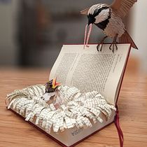 Vogel en nest van boekpapier