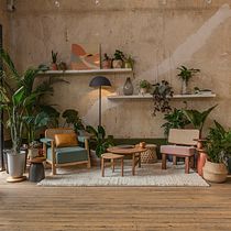 Sala bohemia con muchas plantas