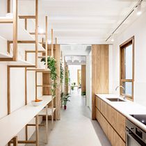 Cocina minimalista con estanterías de madera