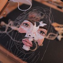 Rostro bordado sobre tul transparente