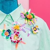 Broches florales brillantes en lentejuelas
