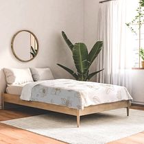 Cama con estampado floral minimalista