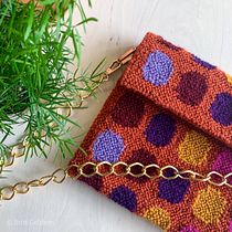 Gepunchde stippen clutch met ketting