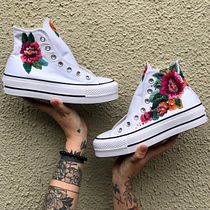 Botines blancos con bordado floral