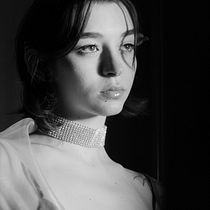 Retrato en blanco y negro con choker