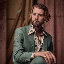 Retrato con traje verde de inspiración retro