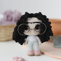Muñeca amigurumi con gafas redondas