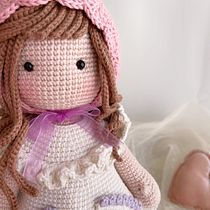 Muñeca amigurumi romántica con lazo