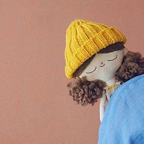 Muñeca de tela con gorro amarillo