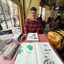 Retrato en cafetería con cuadernos