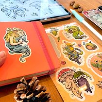Naturgeister-Sticker-Set auf dem Tisch