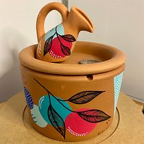 Fonte de barro pintada com folhas