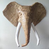 Elefantenkopf aus Pappe und Papier