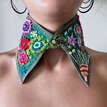 Cuello bordado con flores en relieve