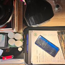 Introdução à antropologia visual: um breve experimento de olhar para minha própria mesa. 