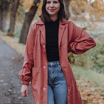 Herbstlicher Trenchcoat aus Baumwolle