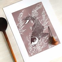 Karp linorytowy wśród wodorostów