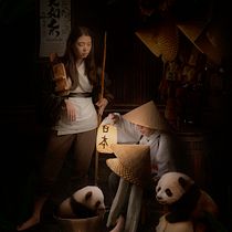 Linternas y pandas en escena nocturna