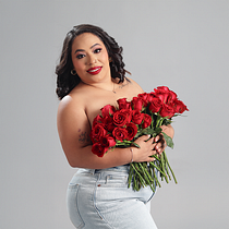 Sesión de fotos casual con rosas rojas