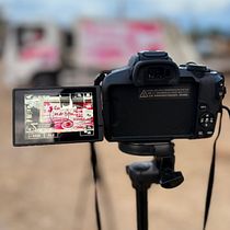 Presentación del camión (rosa) para recoger basura