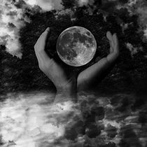 La luna en sus manos. Photograph project by Mar Fernández Navarro - 01.25.2015