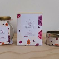 Packaging para marca de velas "Revelante". Un projet de Br, ing et identité, Design  , et Design graphique de Laura Peñuela - 26.07.2016