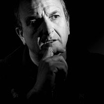Mi Proyecto del curso: Fotografía de estudio: la Iluminación como recurso creativo. Autorretrato, luz cenital a 45º mas reflector plateado. Parámetros: ISO 100, 1/125, f8.. Un projet de Photographie de Francisco L. Palacios García - 24.02.2017