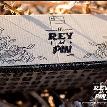 El Rey del Pin. Pins de madera nativa 100% Chilenas. Un progetto di Product design, Graphic design e Produzione audiovisiva di Maria Sara Rivas - 22.04.2018