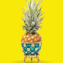 Fabergé Pińa. Un projet de Art conceptuel, Créativité, Design , Design graphique, Illustration numérique, Publicité , et Retouche photographique de Ángel Aguilar - 29.10.2018
