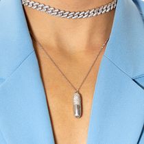 Collares Chocker y cápsula. Es una fotografía de producto sobre una modelo en donde se muestran 2 collares, una gargantilla (chocker) y un colgante en forma de cápsula. Los 2 son de metal plateado brillante y en especial la cápsula que es reflejante. . % Silvia Marcos tarafından hazırlanan Fotoğrafik A, Ve dınlatma projesi - 12.06.2018