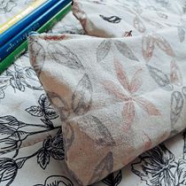 Hojitas! Proyecto final combinando dos cursos en Domestika. Ein Projekt aus dem Bereich Design von Garderoben und Prägung von Micaela Gallegos - 06.01.2019