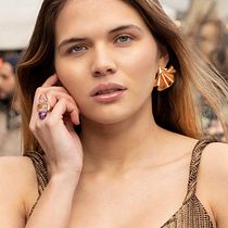 Mi proyecto: Fotografía de moda y retoque digital. Spring in the city. Un projet de Photographie de mode , et Retouche photographique de Mercedes Galán - 25.02.2019