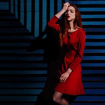 Editorial - Red in blue. Photograph, Fashion Photograph, Portrait Photograph, Digital Photograph, Photographic Lighting, and Photo Retouching project by Miriam Eme - 02.10.2019
